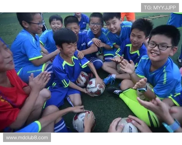 乐娃足球画展现童真激情与绿茵梦想让孩子在艺术与运动中快乐成长