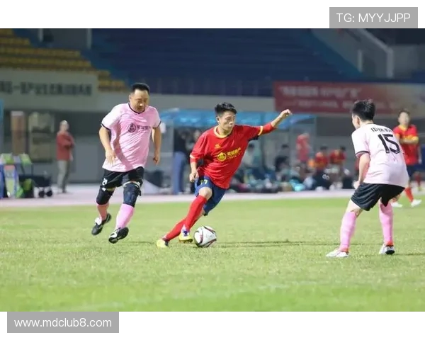 加入足球赛场志愿者行列 用热情与力量为比赛增添精彩